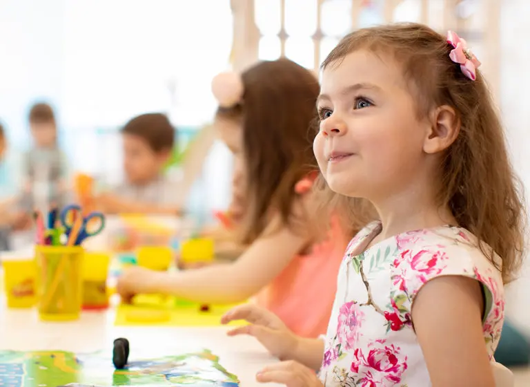bambina che disegna